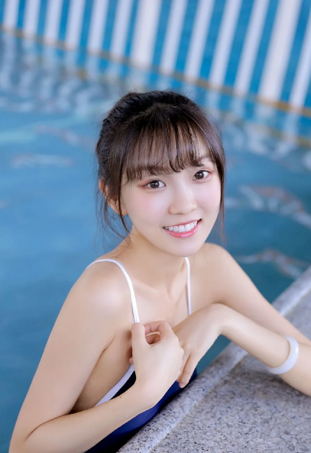 甜美少女泳装写真 图片5